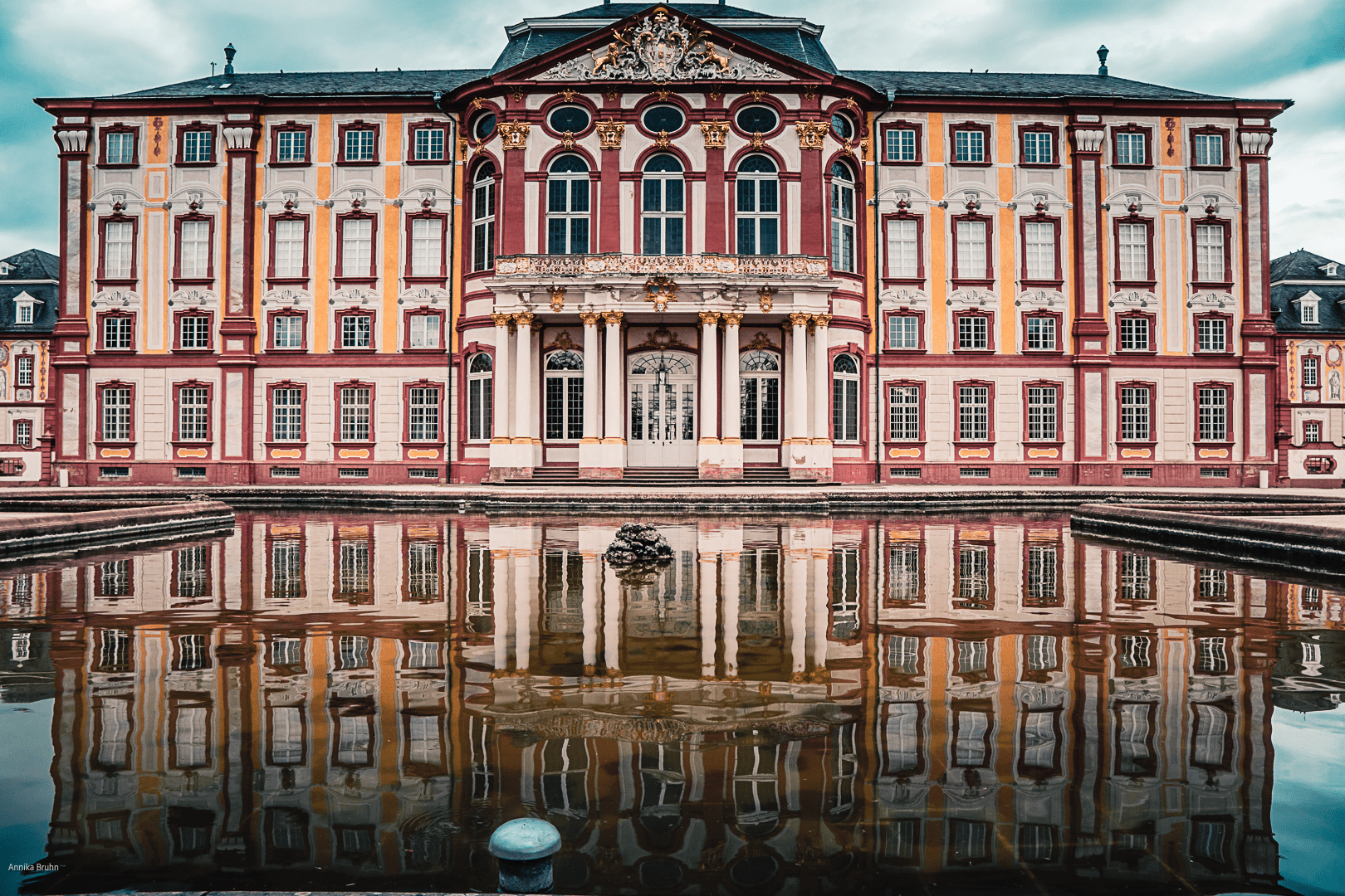 Schloss von Bruchsal mit Wasserspiegelung